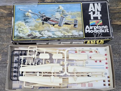 AN-14 Airplane Modelkit, 1/72 x2