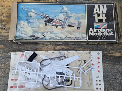 AN-14 Airplane Modelkit, 1/72 x2