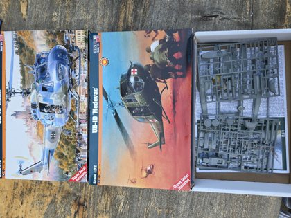 Wietnam - zestaw; UH-1 MisterCraft, figurki ESCI, budynki HDF + lądowisko, Italeri Battlefield Buildings, No. 6130 (zestaw akcesoriów) i co jeszcze znajdę to dodam.