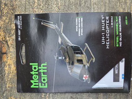Metal Earth UH-1 Huey Helicopter, skala 1:80 + Revell UH-1H Gunship - model śmigłowca (wersja z oznaczeniami medycznymi) + Metal Earth UH-1 Huey Helicopter - metalowy model 3D