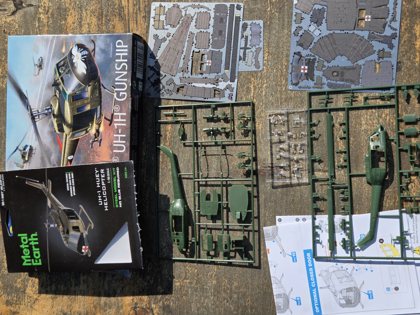 Metal Earth UH-1 Huey Helicopter, skala 1:80 + Revell UH-1H Gunship - model śmigłowca (wersja z oznaczeniami medycznymi) + Metal Earth UH-1 Huey Helicopter - metalowy model 3D