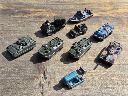 Zestaw miniaturowych modeli wojskowych (lot 9 sztuk)