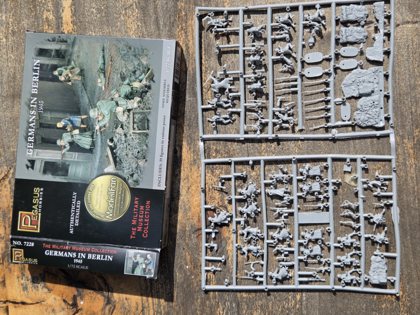Pegasus Hobbies Germans in Berlin 1945, No. 7228, 1/72