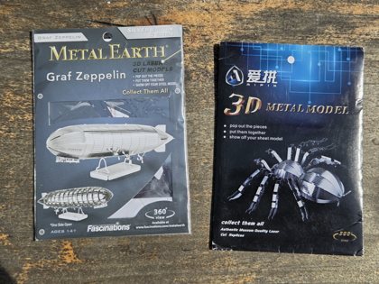 Oferta laczona: Metal Earth Graf Zeppelin (Silver Edition) - metalowy model 3D + AIPIN 3D Metal Model - pająk (tarantula)