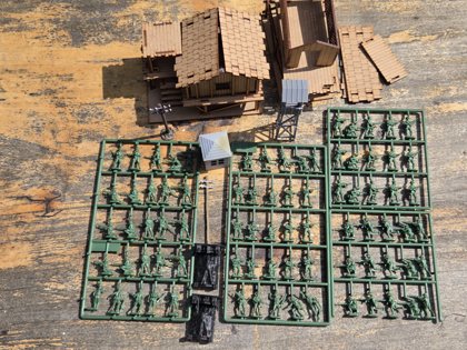 Wietnam - zestaw; UH-1 MisterCraft, figurki ESCI, budynki HDF + lądowisko, Italeri Battlefield Buildings, No. 6130 (zestaw akcesoriów) i co jeszcze znajdę to dodam.