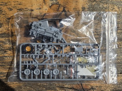 Niemiecki samochód dowodzenia Sd.Kfz.247 Ausf.B z radiostacją + dodatki, zaczęty